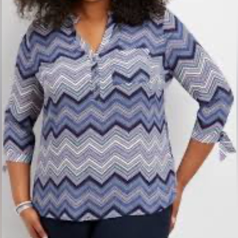 MAURICES Size MEDIUM Chevron Blouse in Blues and White